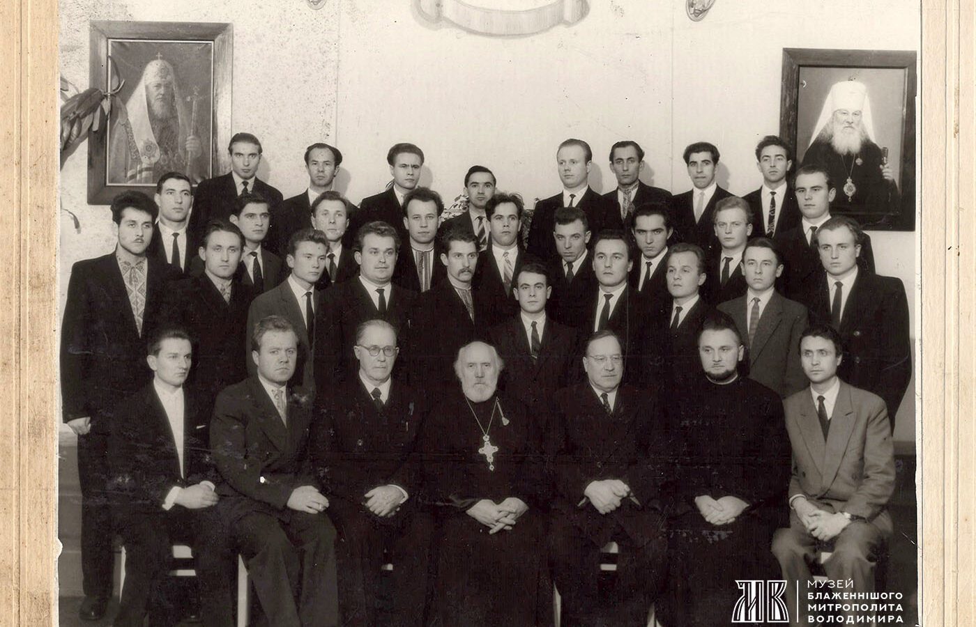 Експозиція поповнилася світлиною студентських років Митрополита Володимира. фото випускного курсу Ленінградської духовної академії 1962 року