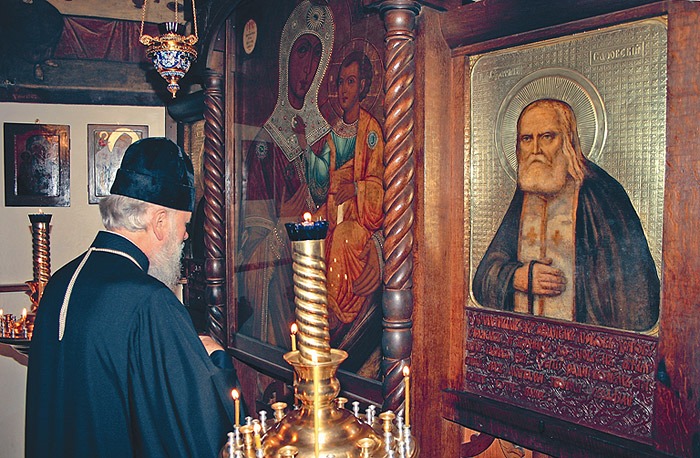 Блаженніший Митрополит Володимир перед образом преподобного Серафима Саровського