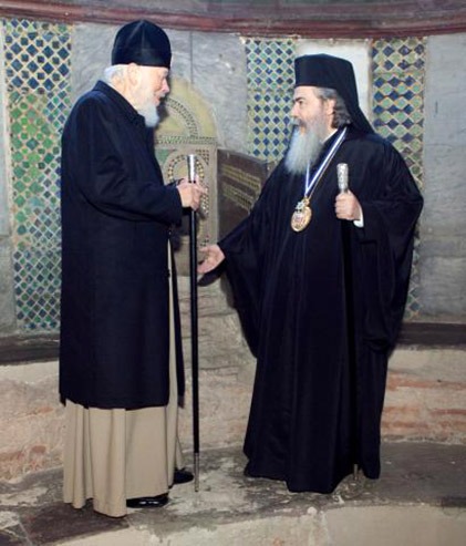 Блаженніший Митрополит Володимир та Блаженніший Патріарх Єрусалимський Феофіл ІІІ у вівтарі Софійського собору
