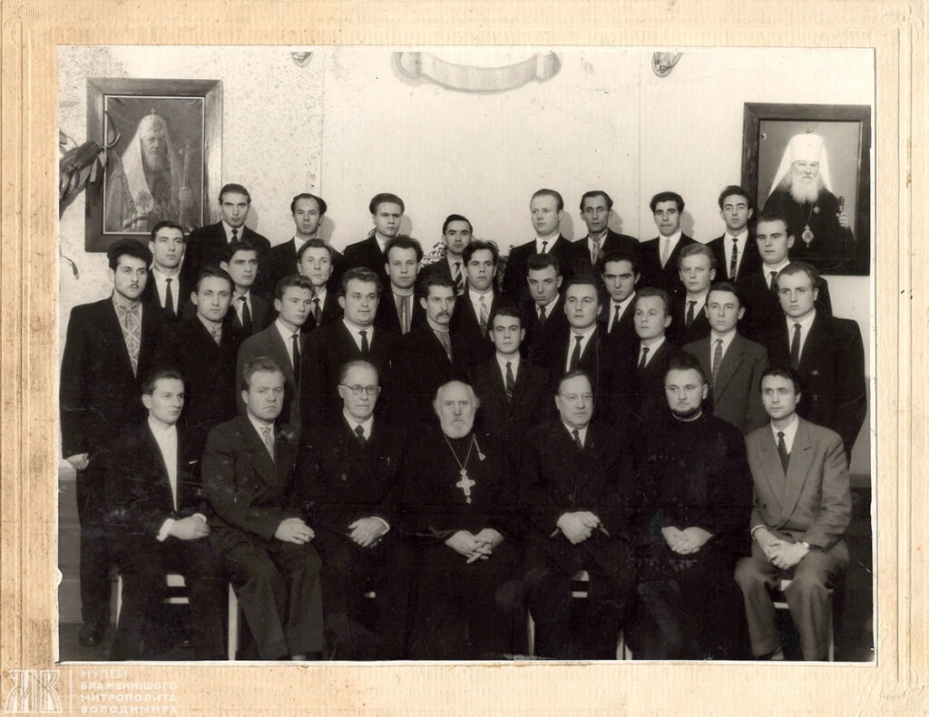 Випускний курс Ленінградської духовної академії. Віктор Сабодан у другому ряду зверху, четвертий зліва. Вересень 1961 р.